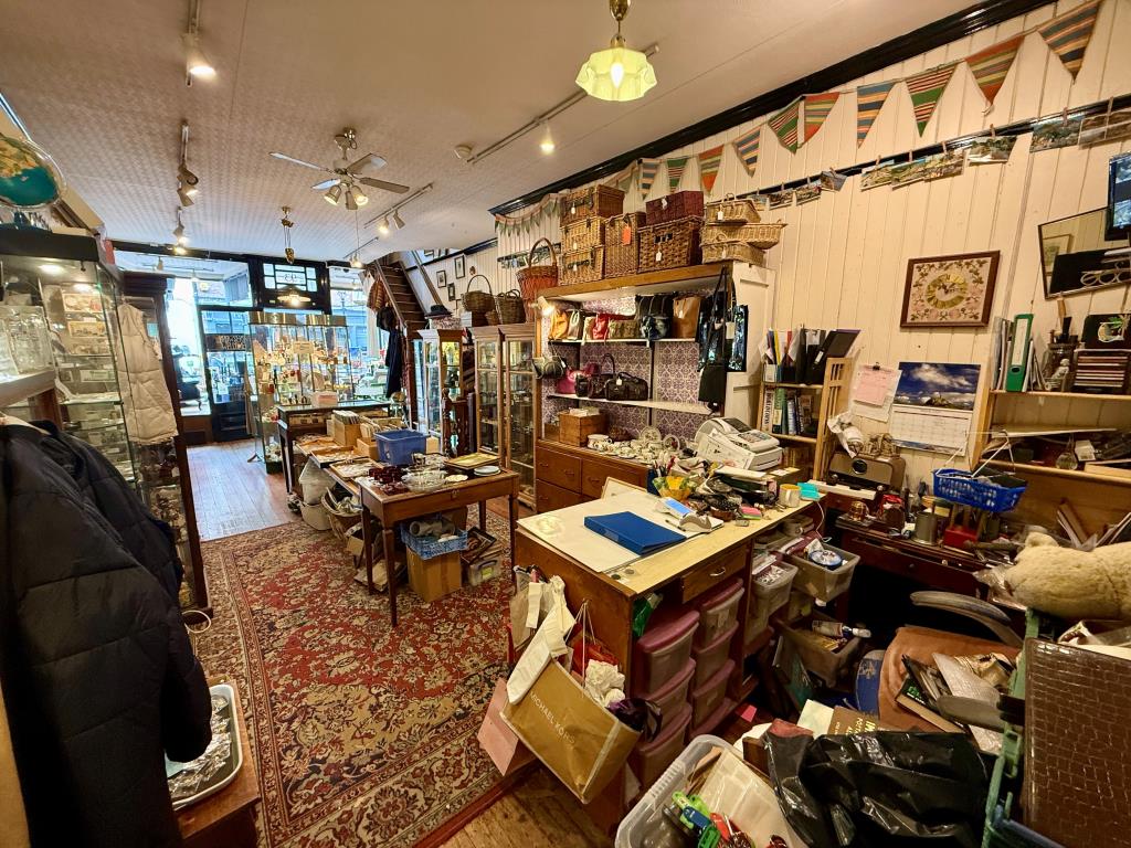 Lot: 52 - MIXED USE PROPERTY IN GOOD LOCATION - Main shop floor